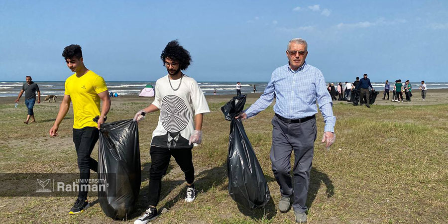 پاکسازی بخشی از ساحل دریا به مناسبت روز جهانی محیط زیست